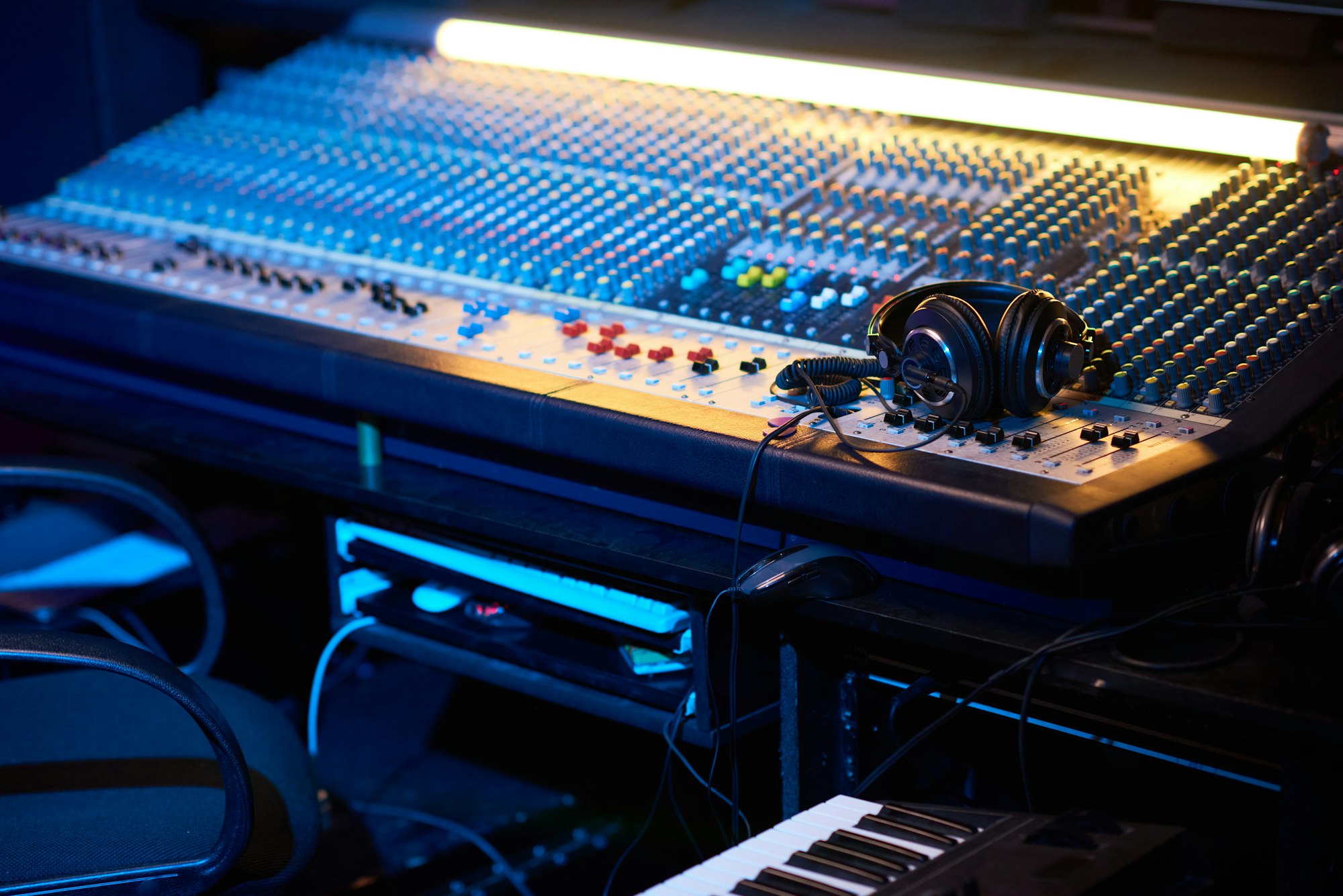 Music keyboard to write songs